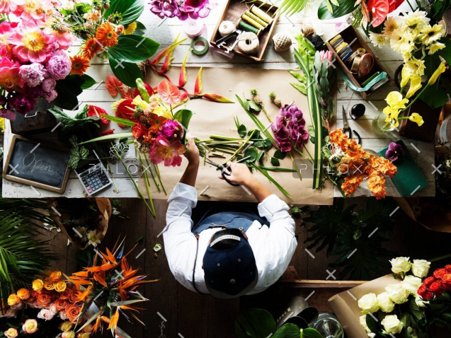 demo-attachment-144-flower-shop-business-owner-working-service-PSEGWHL